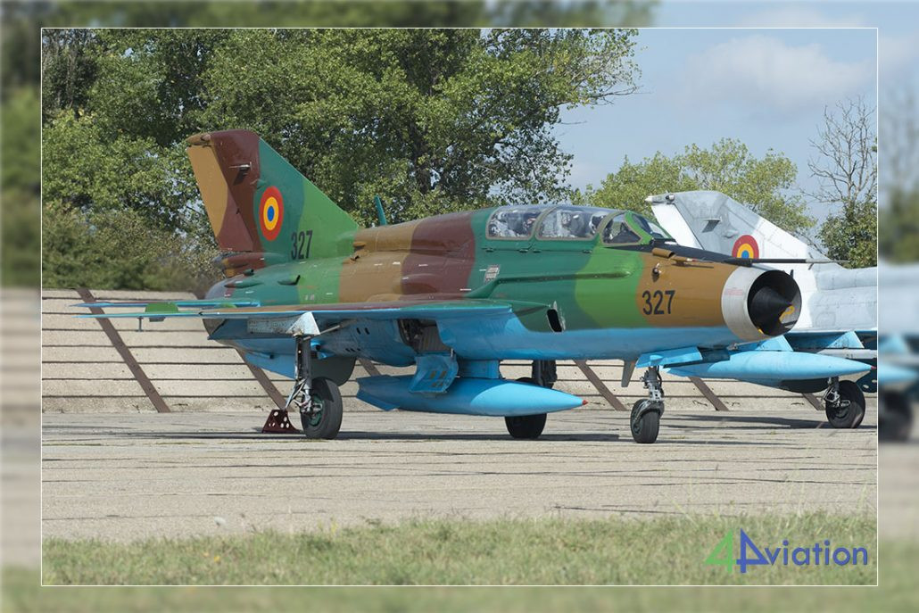 Nhưng sau đó do quan hệ Trung-Xô thay đổi đột ngột, nên việc sao chép MiG-21 của Trung Quốc cũng đi vào bế tắc. Mãi đến những năm 1970, 1980 Trung Quốc mới “thấy lại hy vọng”, khi đoàn đại biểu quốc phòng Trung Quốc sang thăm Romania và được tiếp cận chiến đấu cơ MiG-21, tiến hành đo đạc thực địa, thu được nhiều bản vẽ máy bay.