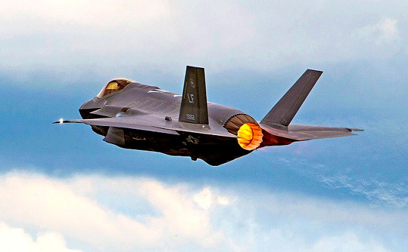 Máy bay chiến đấu thế hệ thứ năm khác với máy bay chiến đấu thế hệ thứ tư của chúng ở một số tính năng, đó là khả năng bay siêu thanh trong suốt hành trình, mà không cần sử dụng chế độ đốt sau; sử dụng thiết kế và vật liệu chế tạo khung máy bay, có độ phản xạ radar rất thấp (tính năng tàng hình) và có khả năng cơ động cao. 