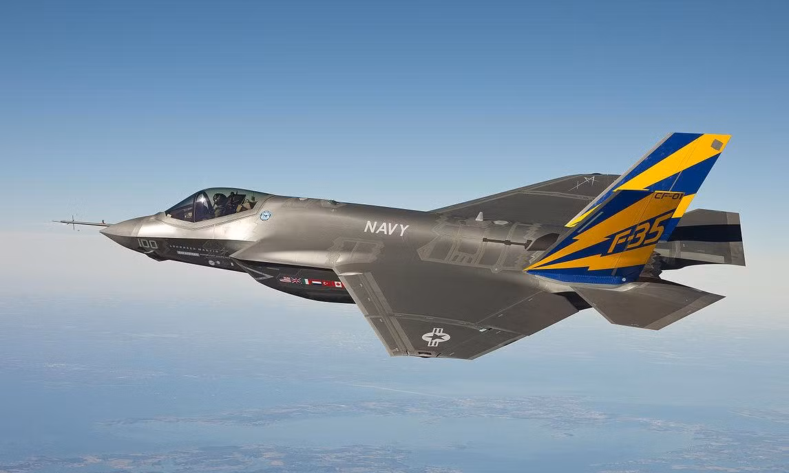 Một nguy cơ có thể xảy ra khi lực lượng không quân chỉ dựa vào F-35, đó là F-35 hiện chưa hình thành khả năng sẵn sàng chiến đấu ban đầu, và dự kiến chỉ được coi là sẵn sàng chiến đấu cường độ cao, sau năm 2025.