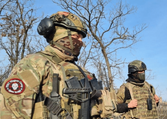 Thực tế, dù ai có đánh giá thế nào, thì chính các lữ đoàn xung kích Wagner mới là đối thủ xứng tầm trên chiến trường; những người lính Wagner chiến đấu rất “lỳ đòn” và luôn biết cách tìm ra điểm yếu của đối thủ. Tình hình thậm chí còn trở nên tồi tệ hơn, vì giao tranh đã gia tăng ngay cả trên đường cao tốc từ Konstantinovka (ở phía nam) đến Bakhmut. 