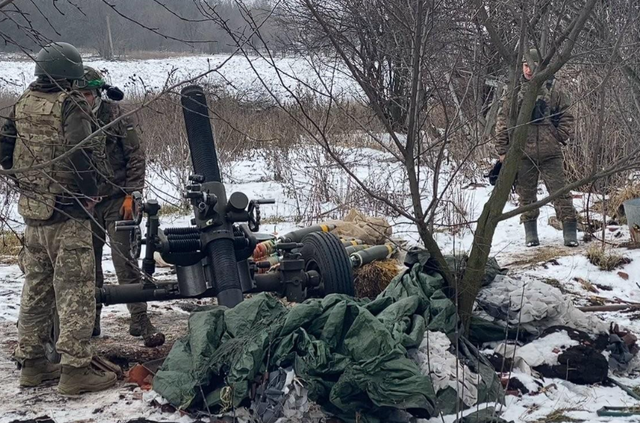 Ở phía nam và tây nam, các tuyến phòng thủ của quân đội Ukraine cũng lần lượt bị phá vỡ, điều này vô cùng tồi tệ đối với họ. Quân đội Ukraine dù cũng phải ra sức chống cự, nhưng họ vẫn chịu thương vong nặng nề, khi nhiều đường tiếp tế bị cắt đứt. 