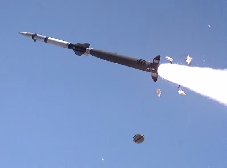 Tên lửa Hermes sử dụng phương pháp dẫn đường quán tính hoặc vô tuyến giai đoạn đầu và giữa; giai đoạn cuối, sử dụng phương pháp dẫn đường laser hoặc bằng hồng ngoại. Ảnh: Military.