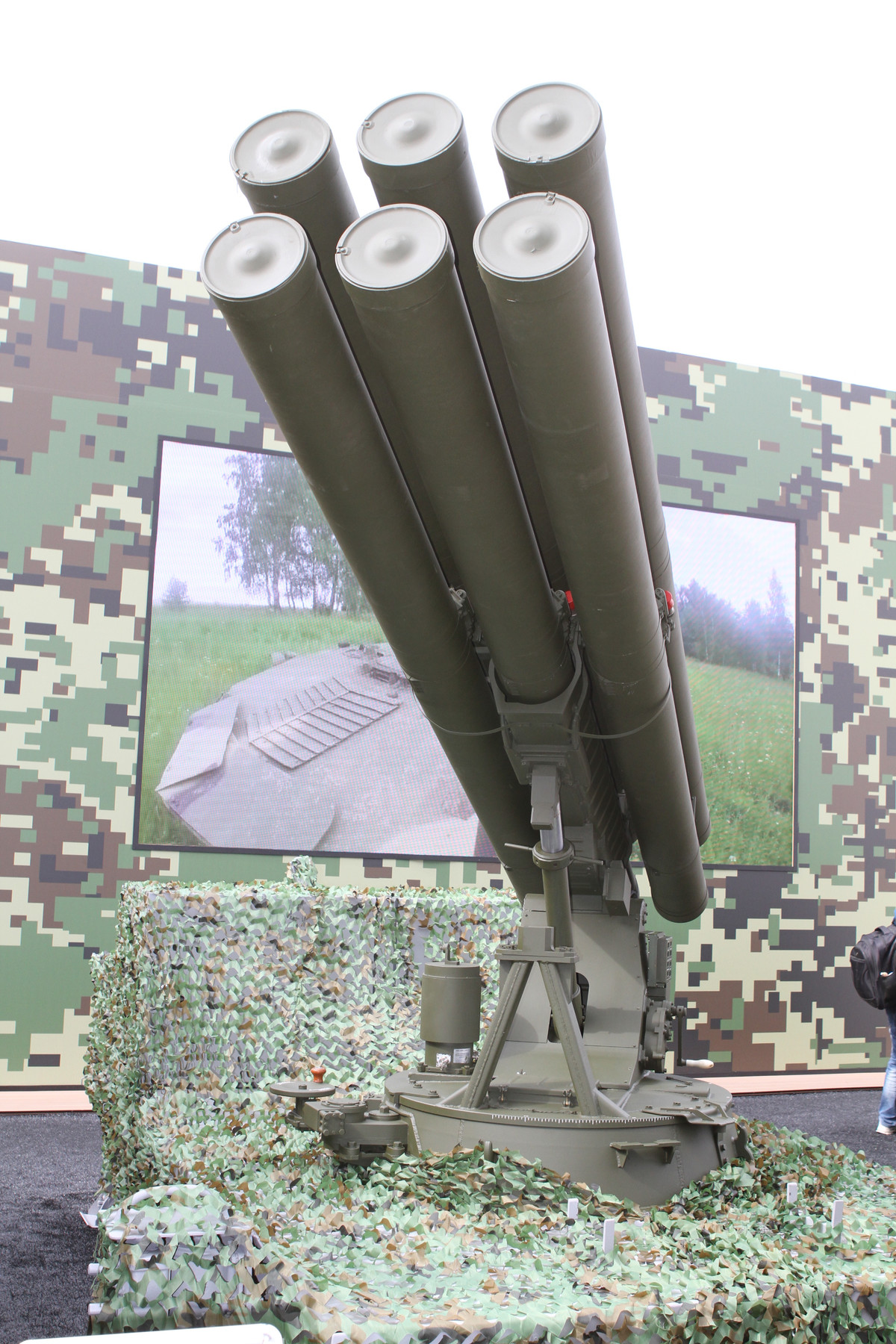 Tùy vào cấu hình mà tên lửa Hermes có trọng lượng khác nhau. Ở phiên bản cơ bản phóng từ mặt đất (Hermes-S), tên lửa nặng 110 kg, bao gồm tên lửa đẩy có đường kính 170 mm; tên lửa khởi tốc (động cơ phóng) là 210 mm. Toàn bộ cấu hình hệ thống nặng 130 kg. Ảnh: Pinterest.