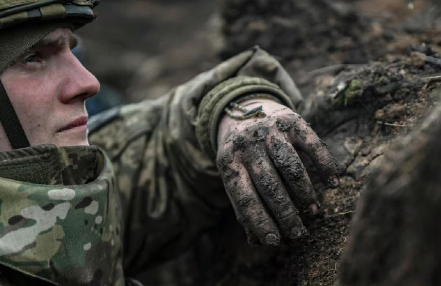 Vậy ai phải chịu trách nhiệm về số phận của những người lính Ukraine trong vòng vây tại đây, khi quân đồn trú Ukraine đã bị tước đi khả năng thoát ra khỏi Kurakhove một cách an toàn? Các nhà phân tích quân sự Ukraine cách đây vài tuần cho biết, các đơn vị của Lữ đoàn 79 cần phải rút khỏi tuyến phòng thủ dọc sông Sukhi Yaly, nhưng chỉ huy ra lệnh phải tử thủ đến cùng.