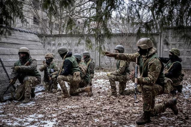 Để ngăn quân Nga đẩy mạnh tấn công về phía tây, phía Ukraine phải tung Lữ đoàn 100 vào chiến đấu. Nhiệm vụ của Lữ đoàn 100 là chiến đấu phòng ngự ở làng Solovyovo, nằm về phía tây nam của làng Ocheretino và kề với làng Novobakhmutivka, nơi quân Nga vừa chiếm được.