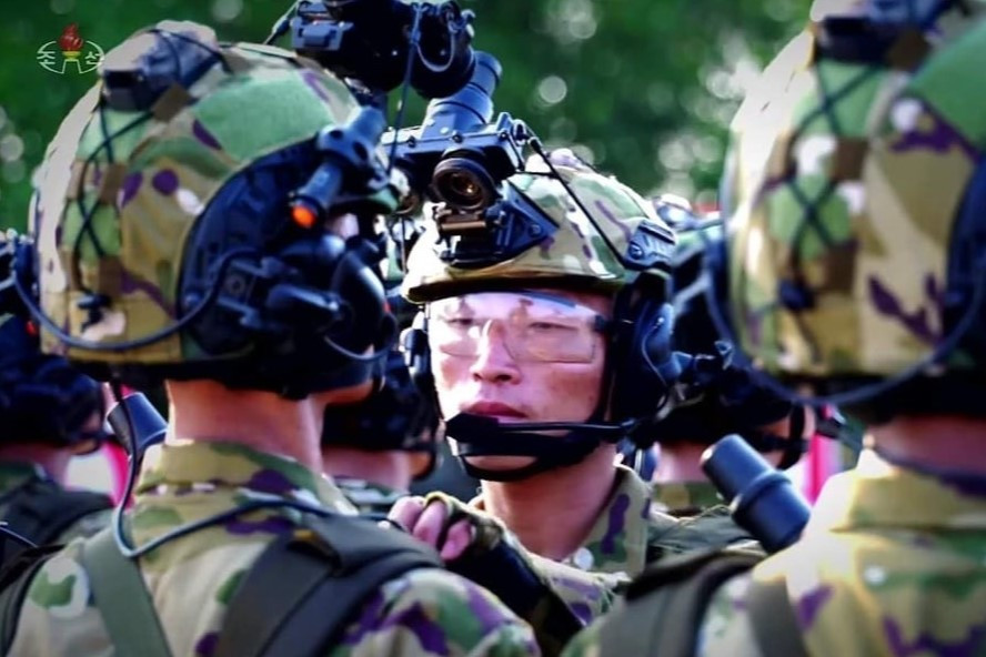 Trong 30 năm qua, hình ảnh về quân đội Triều Tiên do các nhóm nghiên cứu châu Âu và Mỹ, xây dựng bằng hình ảnh vệ tinh và lời khai của những người đào tẩu khỏi Triều Tiên kể lại dưới một lăng kính khác.