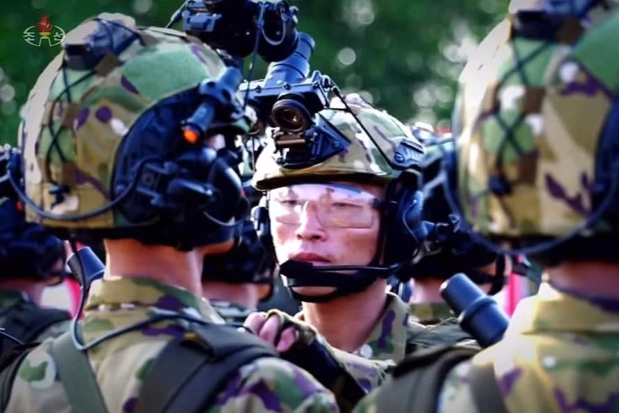 Trong 30 năm qua, hình ảnh về quân đội Triều Tiên do các nhóm nghiên cứu châu Âu và Mỹ, xây dựng bằng hình ảnh vệ tinh và lời khai của những người đào tẩu khỏi Triều Tiên kể lại dưới một lăng kính khác.