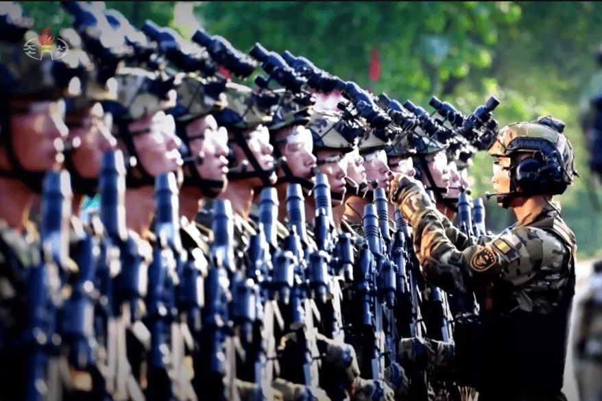 Họ không ngờ rằng, chính môi trường khép kín sẽ giúp quân đội Triều Tiên phát triển khả năng chịu áp lực độc đáo: không cần GPS, họ tăng cường trí nhớ về địa hình; không cần kính nhìn ban đêm, họ luyện tập chiến đấu ban đêm bằng mắt thường; và sự lạc hậu của công nghệ thông tin đã tạo ra một chuỗi chỉ huy cực kỳ đơn giản và hiệu quả. Sự đánh giá sai lầm này không chỉ xảy ra ở cấp độ quân sự.