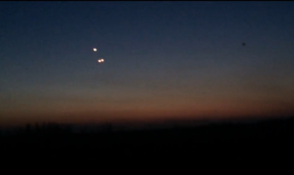 Trong đoạn video được đưa lên mạng xã hội, người xem có thể thấy súng, pháo phòng không các cỡ của dân quân Donetsk bắn vào máy bay không người lái, với màn đạn tương đối dày.