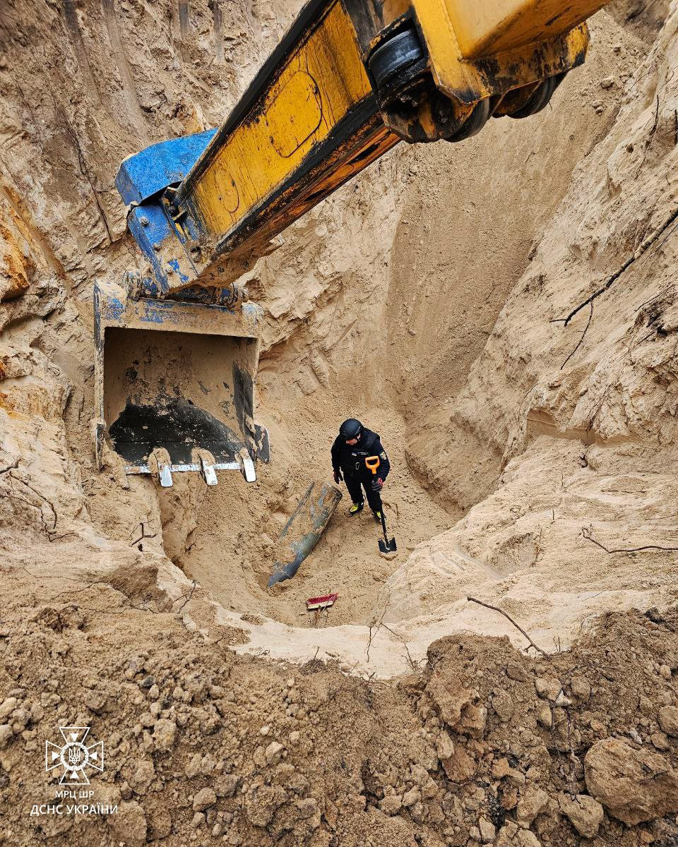 Theo thông tin được trang Eurasian Times đăng tải, đầu đạn của tên lửa Kinzhal Kh-47M bị bắn hạ hôm 2/1 đã được vô hiệu hóa bởi đơn vị xử lý bom mìn của Cơ quan Khẩn cấp Nhà nước (DSNC) Ukraine, đóng tại Shevchenkivskyi, Kiev. 