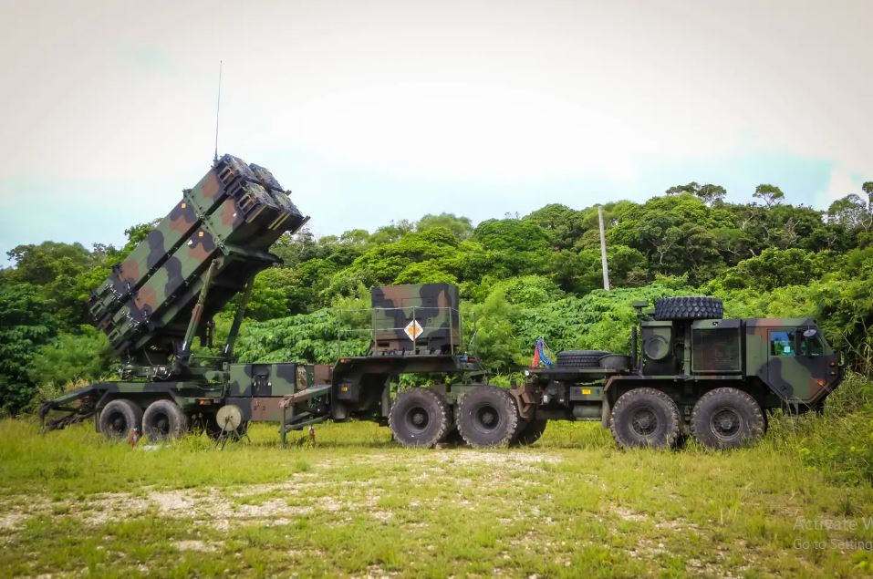 Tuy nhiên, điều đó đòi hỏi phải đặt trận địa Patriot rất gần địa điểm phóng của tên lửa Kinzhal. Và với tầm bắn 2.000 km của Kinzhal, khó có khả năng một khẩu đội Patriot sẽ được tìm thấy trong phạm vi 30 km (tầm bắn của tên lửa đánh chặn PAC-3), tính từ địa điểm mà MiG-31K phóng Kinzhal. 