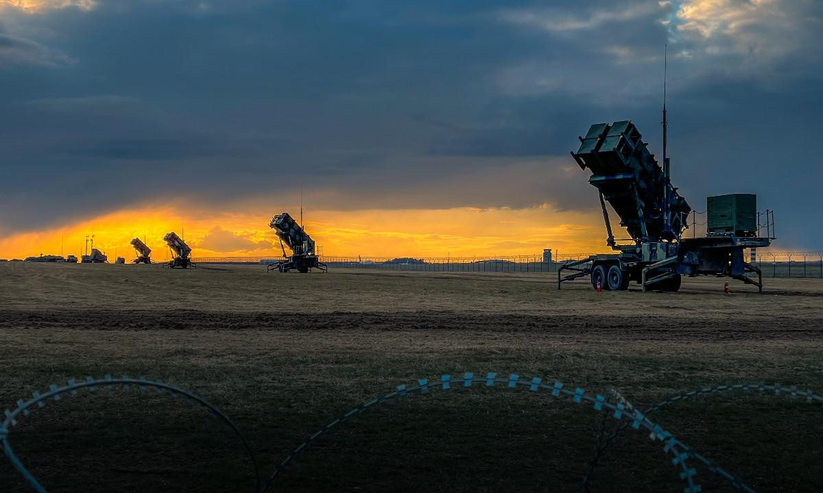 Tuy nhiên, phía bên thân Nga lập luận rằng, hệ thống phòng thủ tên lửa có thể đánh chặn Kinzhal hoàn toàn không tồn tại. Một số chuyên gia quân sự nhận xét rằng, công nghệ hiện có không thể đánh chặn được tên lửa siêu thanh Kinzhal đang di chuyển. 