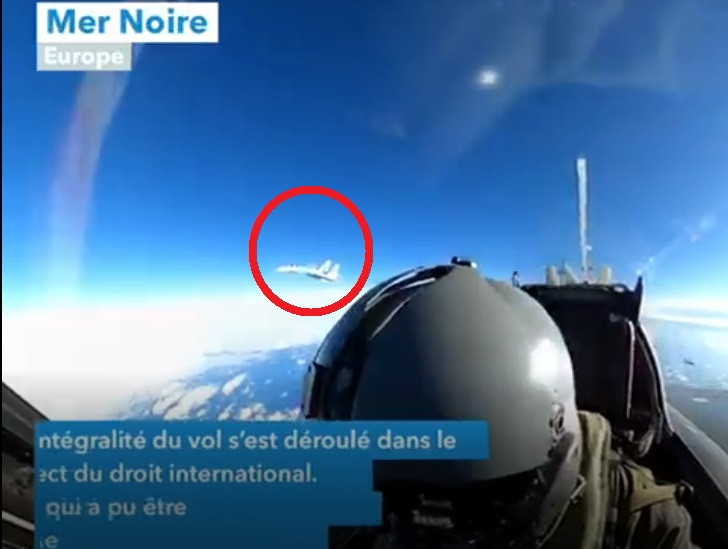 Được biết, vụ việc diễn ra vào tuần trước, trong khi phi công tiêm kích Pháp đăng tải đoạn video, quay cảnh anh ta cố gắng thoát khỏi sự truy đuổi của tiêm kích Nga.