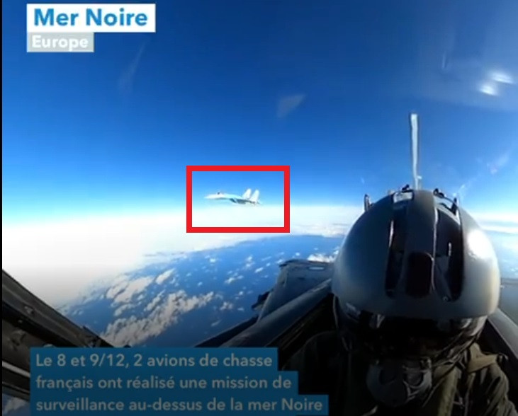 Trong cuộc chạm trán giữa chiến đấu cơ Rafale của Không quân Pháp ngoài khơi Crimea mới đây và được ghi hình, phi công tiêm kích Pháp đã cố gắng cắt đuôi một chiếc tiêm kích Su-27 của Nga từ phía sau; nhưng mọi nỗ lực thực hiện trong nửa giờ của phi công Pháp đều vô ích.