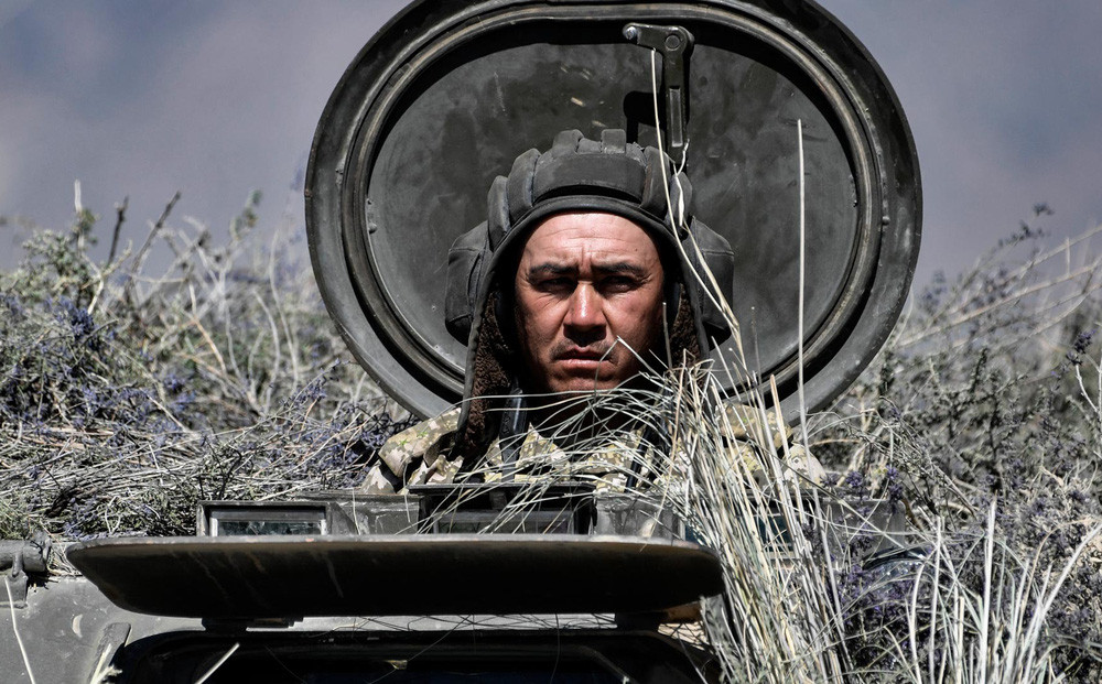 Một chuyên gia quân sự Nga cho biết, Nga vừa phát triển một công nghệ ngụy trang mới, được đặt tên là Chameleon. Hệ thống dựa trên nguyên lý gọi là “thủy tinh điện sắc”, bao gồm các vật liệu tổng hợp nhằm thay đổi màu sắc và độ trong suốt khi có dòng điện tác động.