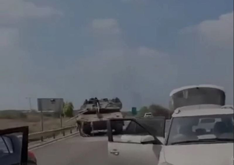 Nhưng điều đáng chú ý là đã rất lâu rồi, chưa có trường hợp nào quân đội Israel bỏ rơi xe tăng Merkava trên chiến trường. Rất có thể, những chiếc xe tăng Merkava đã bị bỏ lại sau khi bị quân Hamas tấn công hoặc sau khi một thiết bị nổ được thả từ UAV của Hamas. Ngoài ra còn có cảnh người Palestine bắt các đội xe tăng Israel làm tù binh. 