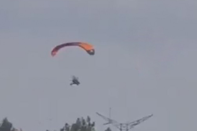 Theo hãng tin Pháp AFP, vào sáng ngày 7/10, lực lượng vũ trang Hamas và một số tổ chức vũ trang cực đoan của Palestine bất ngờ xâm chiếm lãnh thổ Israel. Lợi dụng yếu tố bất ngờ, các lực lượng trên đã giành quyền kiểm soát một số khu định cư giáp ranh với Dải Gaza và thậm chí còn chiếm đóng một căn cứ của Quân đội Israel.