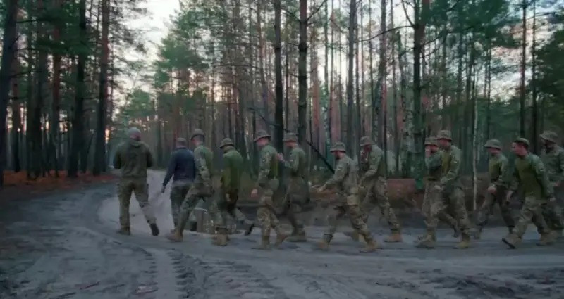 Theo kênh Deep State của AFU, bốn mũi đột kích của Cụm quân Trung tâm RFAF tại các khu vực Uspenovka, Kotlyarovka, Bogdanovka và Andreyevka đang tiến mạnh, cho thấy sự bất ổn của tuyến phòng thủ của AFU tại khu vực Pokrovsk. Về mặt thời gian, sự việc này xảy ra trong một thời gian ngắn - trong vòng đúng một tuần.