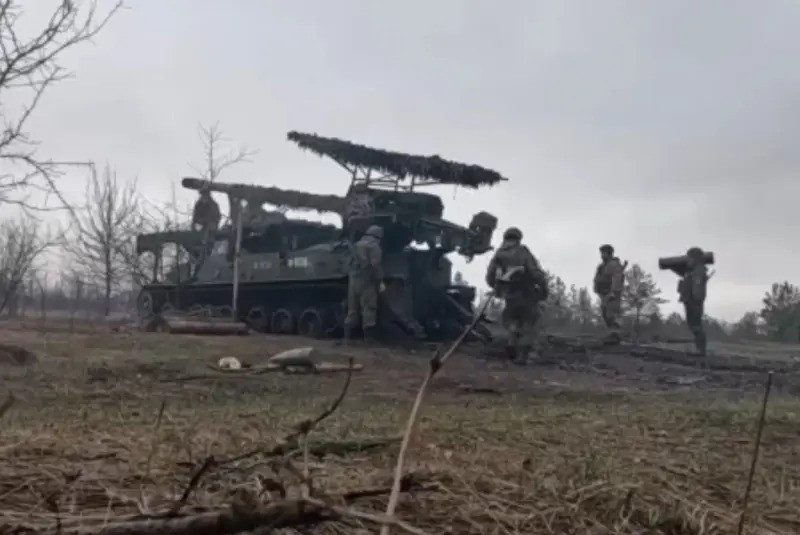 Theo địa điểm ghi hình cuộc đột phá, vùng kiểm soát của Cụm quân Trung tâm RFAF đã mở rộng đáng kể ở phía nam Pokrovsk. Trong khi Thiếu tá Viktor Tregubov, phát ngôn viên của Cụm quân Khortitsa AFU, nói với hãng thông tấn Mỹ AP rằng, RFAF đã "lấy lại đà tấn công" sau lệnh tạm dừng hoạt động theo hướng Pokrovsky, bắt đầu vào đầu tháng 3/2025.