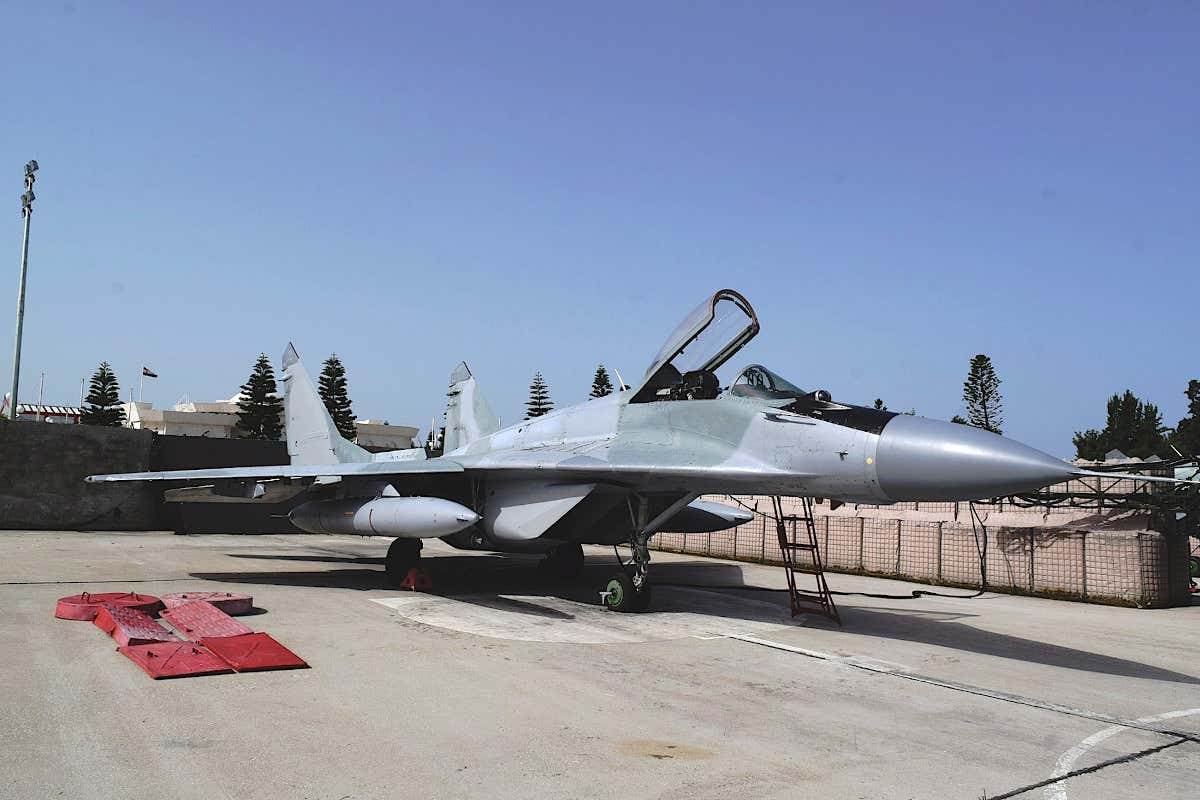 Năm 1985, Không quân Syria được biên chế tiêm kích MiG-29 do Liên Xô chế tạo. Việc quốc gia thù địch “số 1” với Israel khi đó, sở hữu tiêm kích hiện đại hàng đầu thế giới, đã thúc đẩy Israel tìm phương án đối phó, để duy trì ưu thế chiến trường.