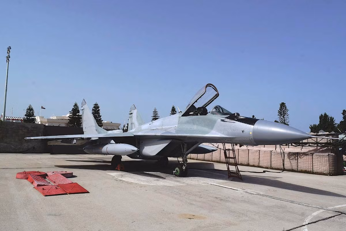 Năm 1985, Không quân Syria được biên chế tiêm kích MiG-29 do Liên Xô chế tạo. Việc quốc gia thù địch “số 1” với Israel khi đó, sở hữu tiêm kích hiện đại hàng đầu thế giới, đã thúc đẩy Israel tìm phương án đối phó, để duy trì ưu thế chiến trường.