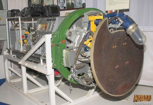 Israel đã "mượn" được bộ radar N019 trên tiêm kích MiG-29 của Đức vào năm 1991. Nước này mổ xẻ và nghiên cứu rất kỹ hệ thống radar, sau đó trả lại cho Quân đội Đức. Tuy nhiên, những nghiên cứu trên chỉ dừng ở đánh giá từng bộ phận, Không quân Israel vẫn chưa biết năng lực thực sự của MiG-29.