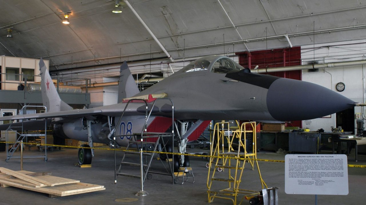 Moskva yêu cầu Tel Aviv lập tức trả lại máy bay và Chính phủ Israel buộc phải chấp thuận, để không ảnh hưởng đến quan hệ với Liên Xô. Quân đội Israel chỉ kịp chụp ảnh các bộ phận của chiếc MiG-29 mà không thể nghiên cứu sâu mẫu tiêm kích vừa thu được. Viên tướng Ba Lan này, sau đó chạy sang Mỹ xin tị nạn.