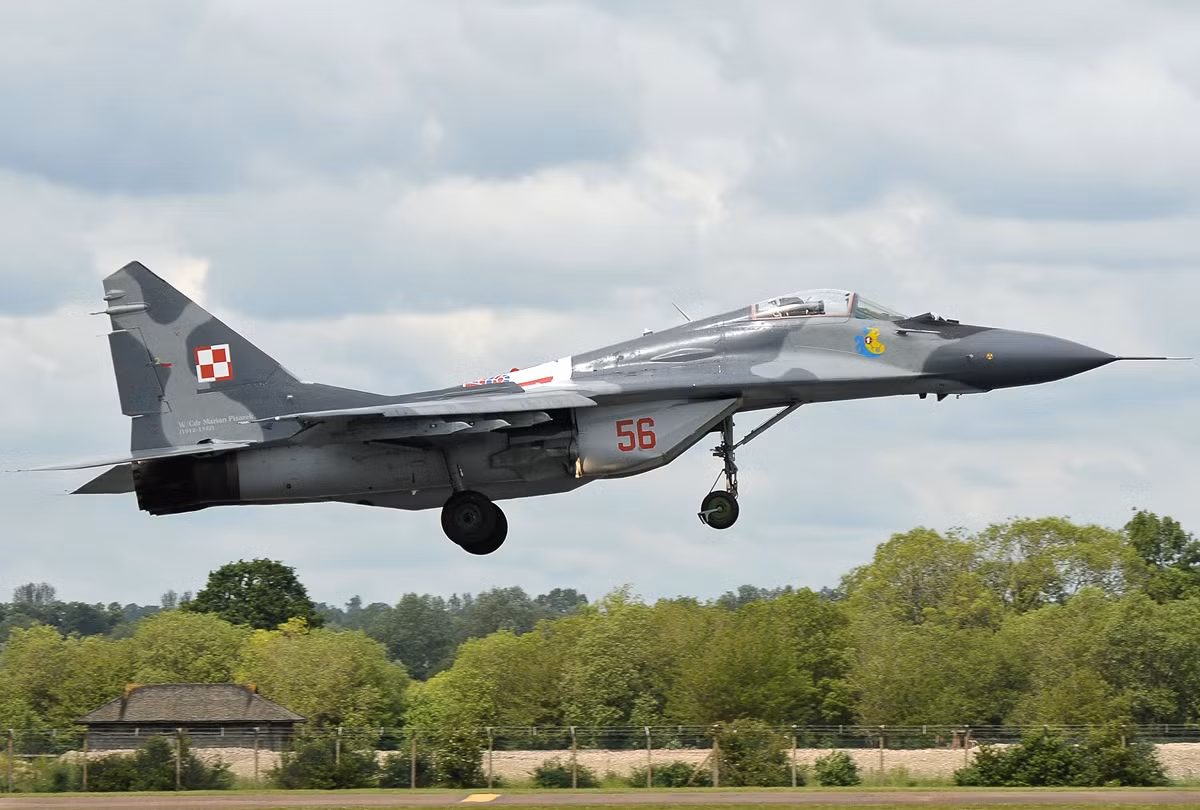 Các phi công Israel đặc biệt đánh giá cao khả năng cơ động của máy bay Liên Xô khi cho biết, bay trên MiG-29 là trải nghiệm hiếm có đối với phi công thử nghiệm. Trong một trận đánh cân bằng, thì MiG-29 sẽ là mối đe dọa thực sự.