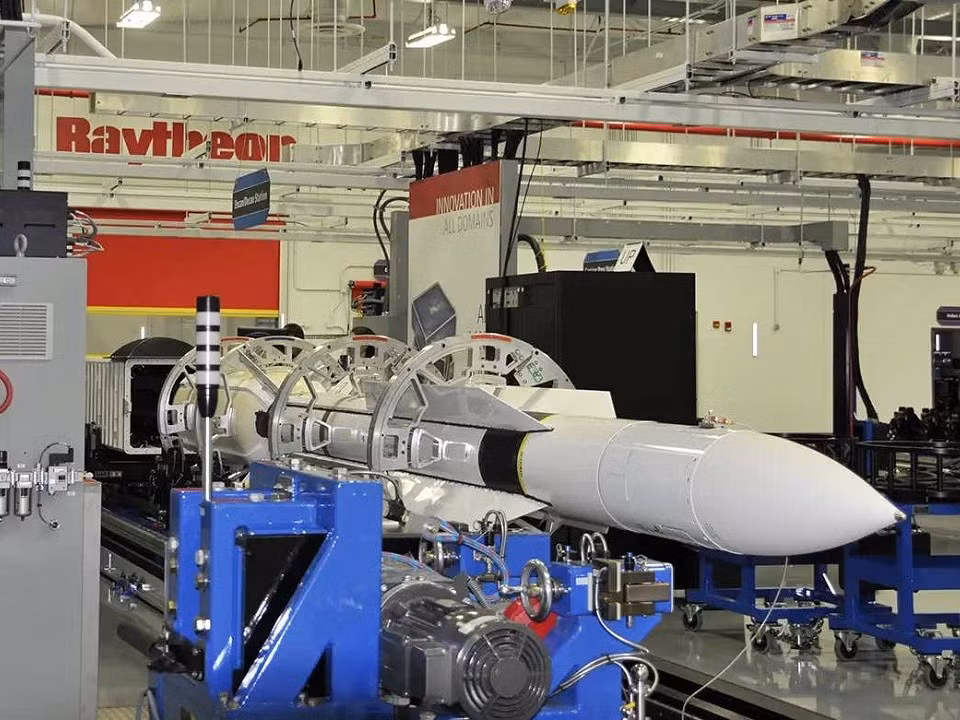 Còn tên lửa Standard-6 trước đây được coi là vũ khí phòng không chính của Hải quân, nhưng Hải quân và Lục quân hiện đang mở rộng ứng dụng chiến đấu của loại tên lửa này, nên Standard-6 sẽ có thể tấn công các mục tiêu mặt đất. Ngoài ra, Lục quân đang nghiên cứu vũ khí siêu thanh có tầm bắn hơn 2.700 km và pháo tầm xa có tầm bắn ít nhất vài trăm km.