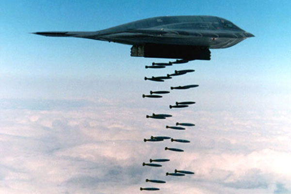 Còn Không quân Mỹ có một số căn cứ và máy bay ném bom để tiến công vào lãnh thổ Trung Quốc; nhưng việc sử dụng máy bay ném bom chiến lược có khả năng mang vũ khí hạt nhân cho các cuộc không kích thông thường, có thể vô tình dẫn đến leo thang xung đột.