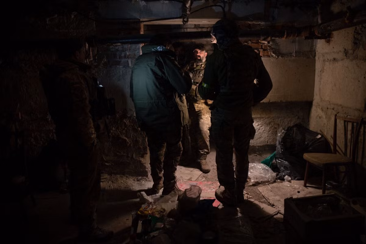 Dựa trên các thông tin từ tất cả các bên, thương vong hàng ngày hiện tại của quân đội Ukraine trên chiến tuyến Bakhmut là khá cao. Bên cạnh việc không ngừng tăng viện binh, Ukraine cũng tích cực tìm kiếm sự hỗ trợ về vũ khí của phương Tây. Anh tuyên bố sẽ bàn giao hệ thống tên lửa chống tăng mới nhất Brimstone-2 cho Ukraine.