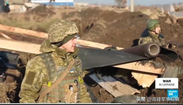 Trong video của đài “France 24 News”, vị trí đóng quân của hai đại đội Ukraine cũng như những thông tin quan trọng về vũ khí đã vô tình bị rò rỉ. Sĩ quan quân đội Ukraine trả lời phỏng vấn đã tự tin nói với “France 24 News”: Cả thành phố Bakhmut là một pháo đài khổng lồ, với các tuyến phòng thủ trên mọi đường phố để ngăn chặn quân Nga tấn công.