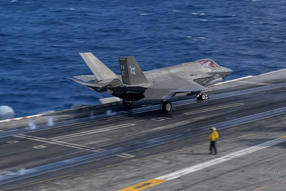 F-35C là phiên bản cất cánh và hạ cánh thông thường hoạt động trên tàu sân bay, nằm trong chương trình phát triển “Máy bay tiêm kích phối hợp (JSF)” của Quân đội Mỹ. Đây cũng là máy bay chiến đấu chủ lực, hoạt động trên các tàu sân bay lớp Ford; mỗi chiếc F-35C có giá lên tới 94,4 triệu USD.