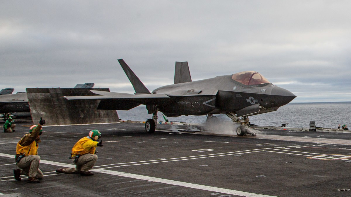 Ngoài ra, F-35C còn loại bỏ các bộ phận cũ và đáng tin cậy trước đây và giới thiệu các bộ phận mới như bộ phận hạ cánh, thùng nhiên liệu và máy phóng. Do thiếu sự tích hợp tối ưu các công nghệ mới và linh kiện mới, độ tin cậy và ổn định của F-35C đã giảm đáng kể. 