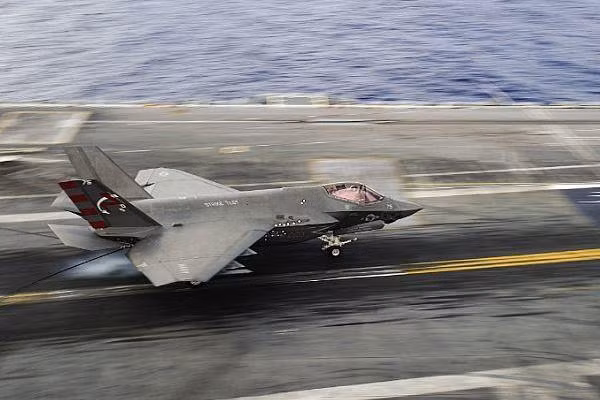 F-35C được cải tiến dựa trên nền tảng của tiêm kích F-35A, sau khi sử dụng trên tàu sân bay, Hải quân Mỹ nhận thấy càng đáp chính của F-35C quá sát đuôi máy bay và thiết kế móc đuôi không phù hợp, trực tiếp làm tăng thêm khó khăn cho việc móc cáp hãm đà.