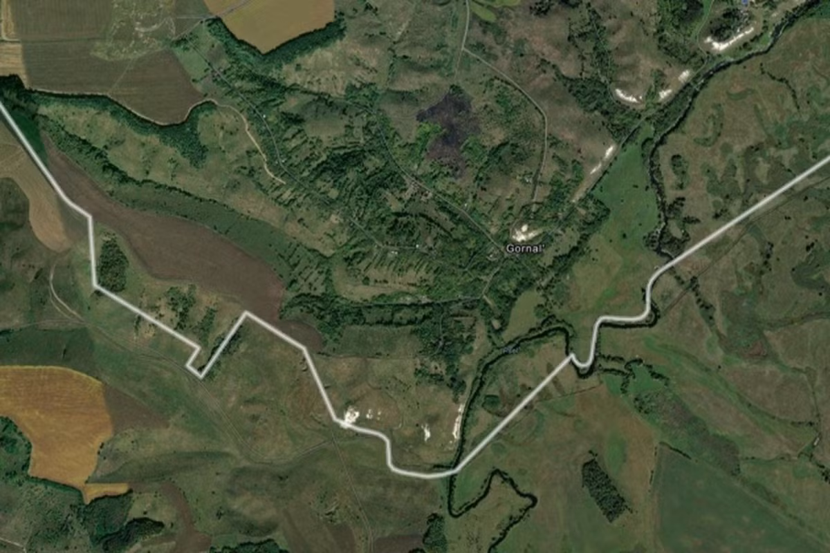 Cuối cùng, quân Ukraine không thể chịu đựng được các đợt ném bom và bắn phá của quân Nga, họ phải rút khỏi các điểm cao ở khu vực làng Gornal, đến các khu rừng rậm xung quanh, xây dựng các công sự phòng thủ trong rừng để ẩn náu.