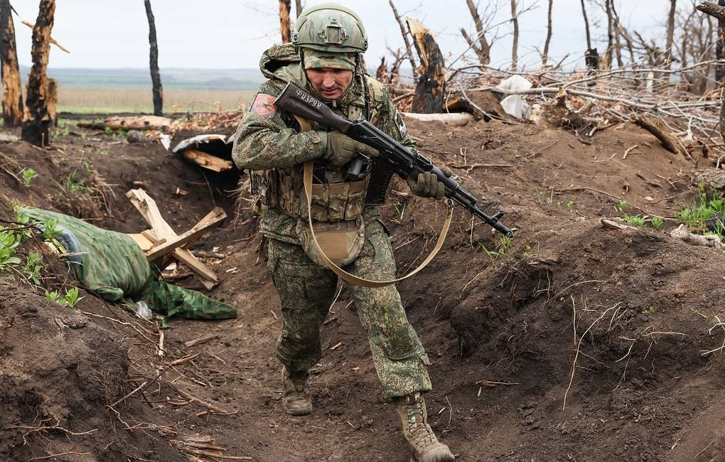 Mặc dù Ukraine chịu tổn thất lớn ở Kursk, Bộ Tổng tham mưu AFU vẫn ra lệnh cho họ phải bảo vệ khu vực mà họ còn kiểm soát, bất chấp tổn thất. Mặc dù AFU chỉ còn kiểm soát một ngôi làng duy nhất ở Kursk và không có cơ hội đảo ngược tình hình, nhưng họ vẫn buộc phải chiến đấu kiên cường.