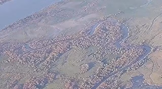 Trên thực tế, quân Nga với lực lượng nhỏ, cũng đủ kìm hãm các đợt tấn công của phía Ukraine; ngoài ra họ còn tạo thành một “cái bẫy”, để tiêu hao lực lượng Ukraine dọc theo một dải đất hẹp, chủ yếu là các bãi bồi và lầy thụt, cũng như một số khu rừng ven sông.