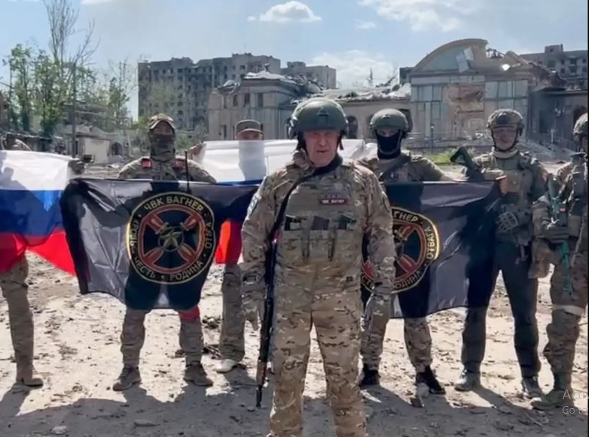 Vào đỉnh điểm của chiếc dịch tấn công Bakhmut, sức mạnh của lực lượng lính đánh thuê Wagner lên tới khoảng 50.000 quân. Theo người sáng lập quá cố của Wagner PMC, ông Prigozhin, lực lượng của ông đã mất khoảng 20.000 người trong trận chiến giành thành phố; một nửa trong số đó là tù nhân. 