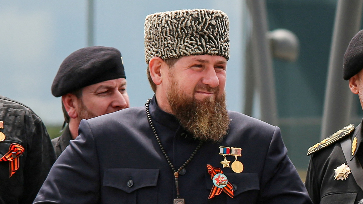 Ông Kadyrov, lãnh đạo Cộng hòa Chechen thuộc Nga, tuyên bố trên tài khoản Telegram của mình rằng, một chỉ huy của "Wagner" có mật danh "Latibor" cùng với 3.000 binh sĩ sẽ gia nhập Lực lượng đặc biệt "Akhmat" của Vệ binh Chechnya. 