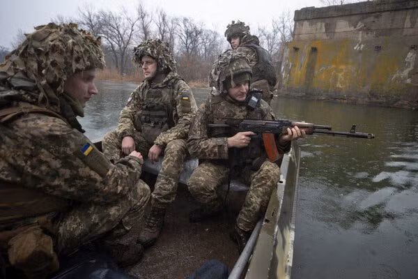 Ông lập luận rằng bây giờ cần phải thiết lập một lệnh ngừng bắn và tập trung vào một giải pháp chính trị và dân chủ. Cuộc chiến Ukraine diễn ra trong bối cảnh cuộc đàm phán giữa Iran và Mỹ cũng đang bắt đầu về một thỏa thuận hạt nhân mới.