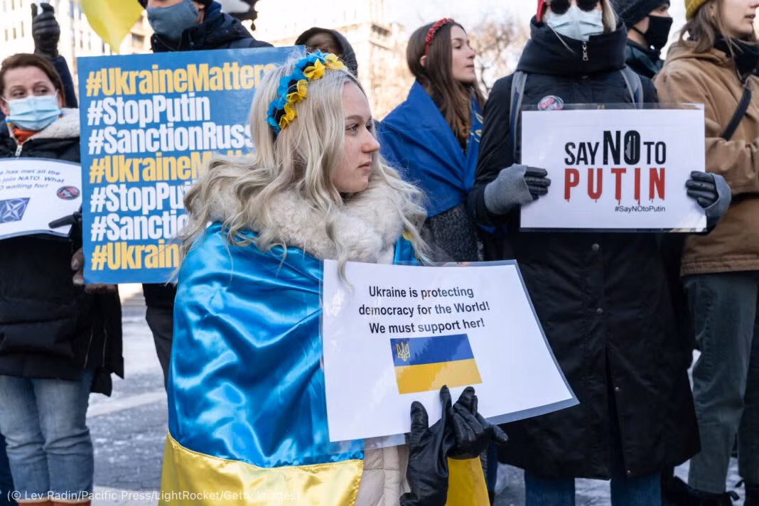 Trong khi đó Israel lên án rõ ràng hành động của Nga. Trong một tuyên bố trên truyền hình Israel, Ngoại trưởng Yair Lapid cho biết Israel "lên án vụ tấn công" và hành động của Nga là "vi phạm nghiêm trọng trật tự quốc tế". Ông nhấn mạnh rằng Israel có mối quan hệ lâu dài, tốt đẹp với cả Nga và Ukraina.