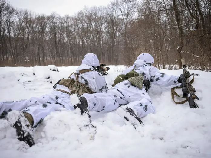 Đại úy Yevlash cho biết, quân Ukraine đã xây dựng hàng chục vị trí phòng thủ cho mỗi tiểu đội và trung đội, cũng như các công sự và ổ hỏa lực trong thị trấn. Yevlash làm rõ rằng, các con đường dẫn vào Chasov Yar rải đầy mìn và chướng ngại vật ngăn bộ binh và xe bọc thép.