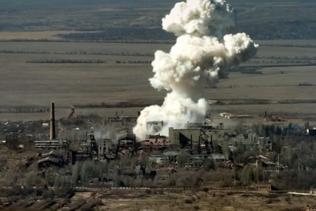 Đánh giá các hành động đánh địch tạo thế của quân Nga, tại Bakhmut, Bộ tư lệnh miền đông Ukraine hoàn toàn hiểu rõ điều này. Hiện các cuộc không kích bằng bom lượn có điều khiển đang được tiến hành vào các mục tiêu ở Chasov Yar, làm giảm đáng kể tiềm năng phòng thủ của Ukraine. 