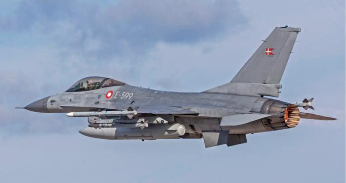 Theo thông tin, Đan Mạch và Argentina đã ký nghị đinh thư mua bán 24 máy bay chiến đấu F-16 đã qua sử dụng. Bộ trưởng Quốc phòng Đan Mạch Paulson cho biết: "Không quân Đan Mạch đang trong quá trình thay đổi thế hệ chiến đấu cơ; do vậy số máy bay chiến đấu F-16 của chúng tôi đang bị loại bỏ dần và được thay thế bằng các máy bay F-35 mới".