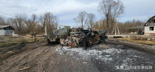 Những người lính Ukraine vừa rút khỏi “địa ngục Kursk”, trốn thoát về lãnh thổ Ukraine cho biết, một số binh lính Ukraine đã đốt thiết bị của họ trước khi rời đi để ngăn chúng rơi vào tay người Nga, nhưng phần lớn không kịp làm. Trong khi UAV FPV của RFAF bay như “ruồi” ở trên đầu, đó là lý do tại sao phần lớn quân Ukraine phải “bỏ xe đi bộ” theo những con đường mòn, bỏ lại toàn bộ vũ khí hạng nặng, cũng như xe cơ giới.