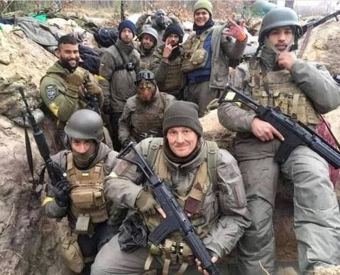 Chuyên gia Ritter cũng cho biết thêm, kể từ khi chiến tranh Nga-Ukraine bùng nổ, nhiều cựu chiến binh Mỹ và công dân nước ngoài từ các nước phương Tây đã tham gia các hoạt động quân sự ở Ukraine và trở thành lực lượng hỗ trợ quốc tế cho Ukraine dưới tên gọi “Quân đoàn tình nguyện quốc tế”.