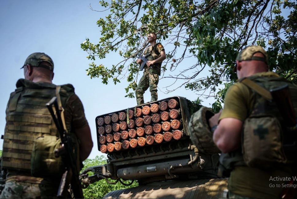 Nhưng theo một sĩ quan Quân đội Ukraine là Andriy Chernyak cho biết, dự trữ đạn pháo cho mọi loại vũ khí thời Liên Xô của Ukraine đã gần hết. Một trong những nguồn lớn nhất cung cấp đạn pháo kiểu Liên Xô là Nga, nhưng đó là địch thủ của Ukraine. Theo ông Chernyak, Ukraine đang cố gắng tìm nguồn cung từ nơi khác; 