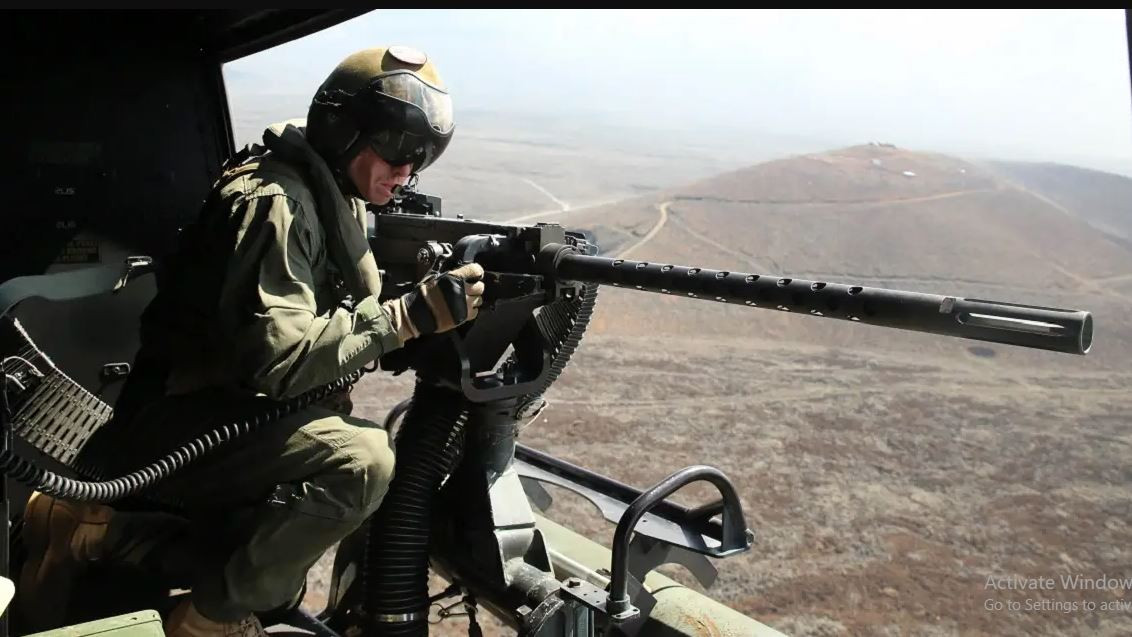 Ngoài ra, súng máy M2 Browning còn mang đến sự linh hoạt hơn về việc bố trí lên các phương tiện chiến đấu. Nó có thể được gắn trên nhiều nền tảng khác nhau như xe cơ giới, máy bay chiến đấu và tàu hải quân, khiến nó trở thành vũ khí có khả năng thích ứng cao.