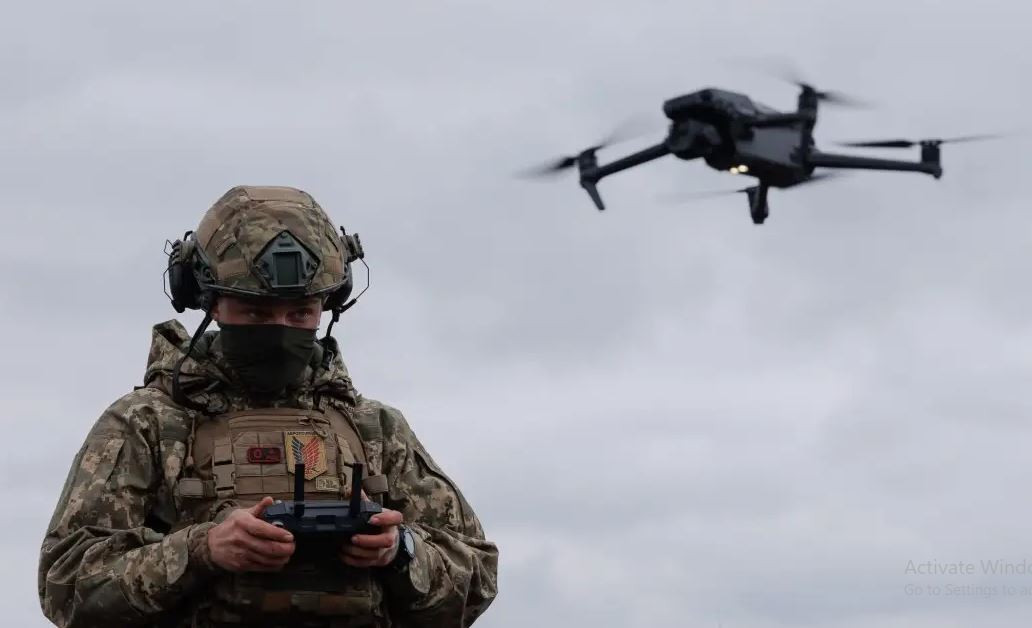 Còn ưu điểm của UAV tự sát FPV là người điều khiển có thể chọn vị trí xe tăng để tấn công, thường là đánh vào phần trên hoặc phần sau của xe tăng. Giáp nóc của xe tăng thường rất mỏng, chỉ từ 20 đến 30 mm, thậm chí có thể bị súng máy cỡ nhỏ xuyên thủng và đây luôn là điểm bảo vệ yếu nhất của xe tăng. 